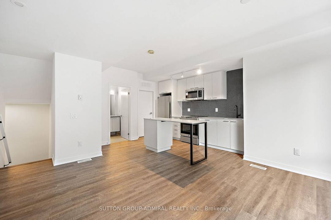Gorgeous 3 Bdrm 2 Bathroom bright and spacious townhome in the prestigious st clair westvillage.