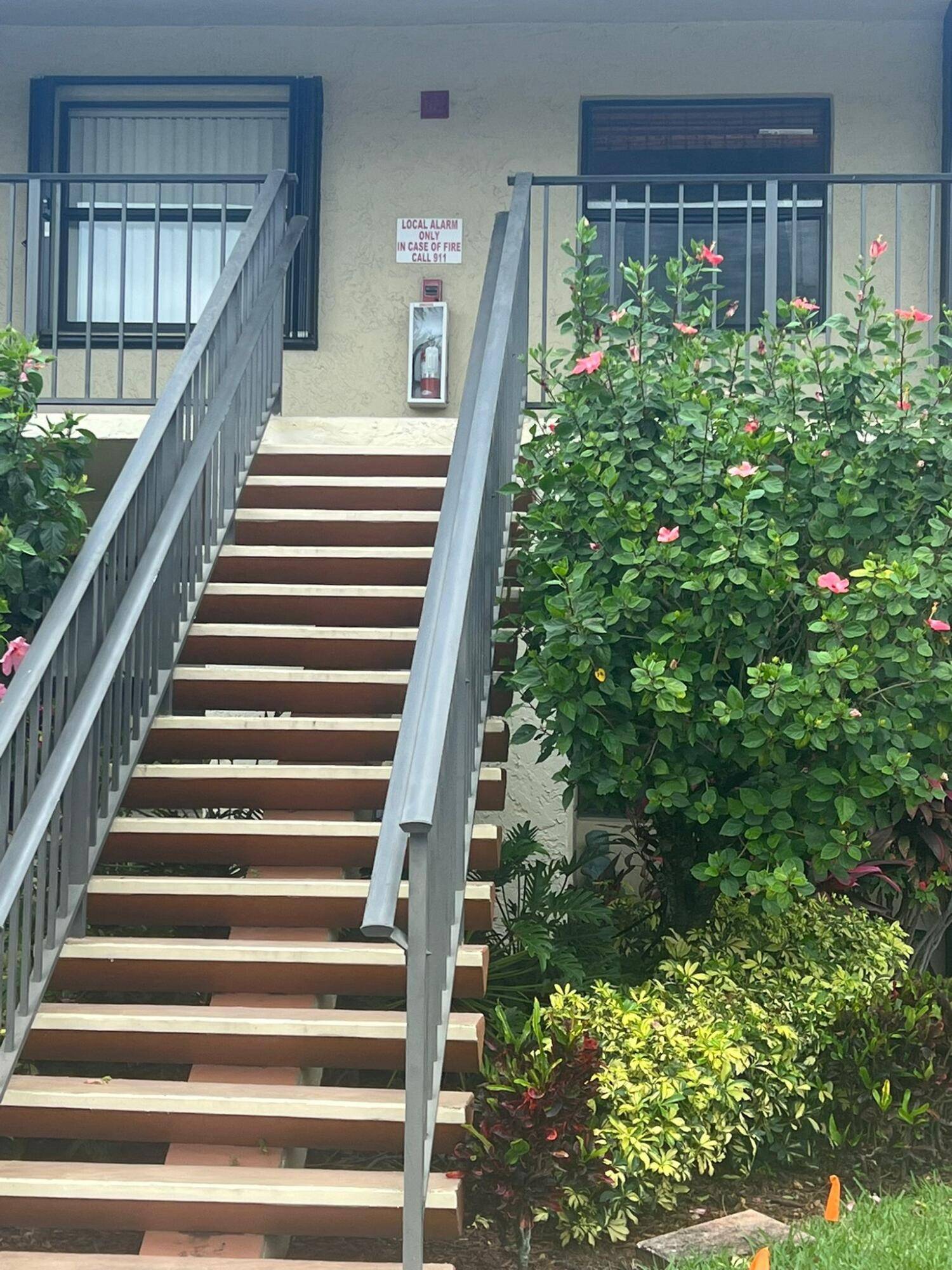 Beautiful apartment in a lovely and quiet community conveniently located close to mayor Highways, malls, supermarkets and Restaurants, Pets allowed with some restrictions, HOA fee covers, water, cable, all exterior ...