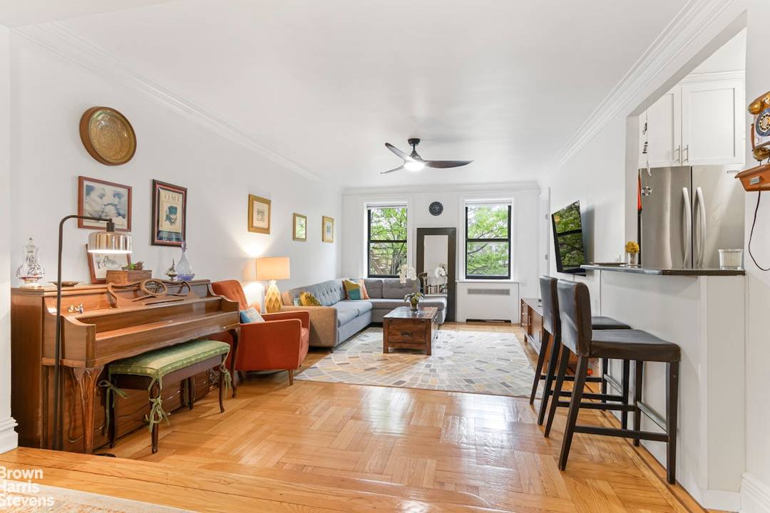 Welcome to this sunny Junior 4 located in the charming neighborhood of Hudson Heights.