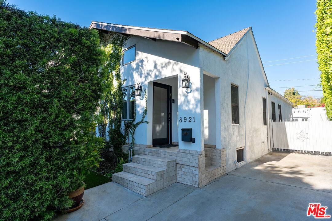 8921   Ashcroft Ave 3BR Beverly Grove La