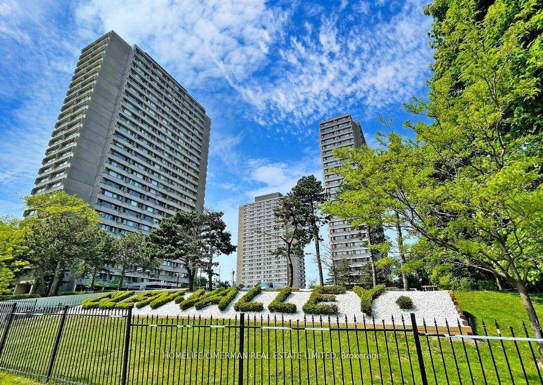 Experience Urban Living At Its Finest In This Bright And Spacious 1 1 Bedroom, 1 Bathroom Condo In The Heart Of Toronto !