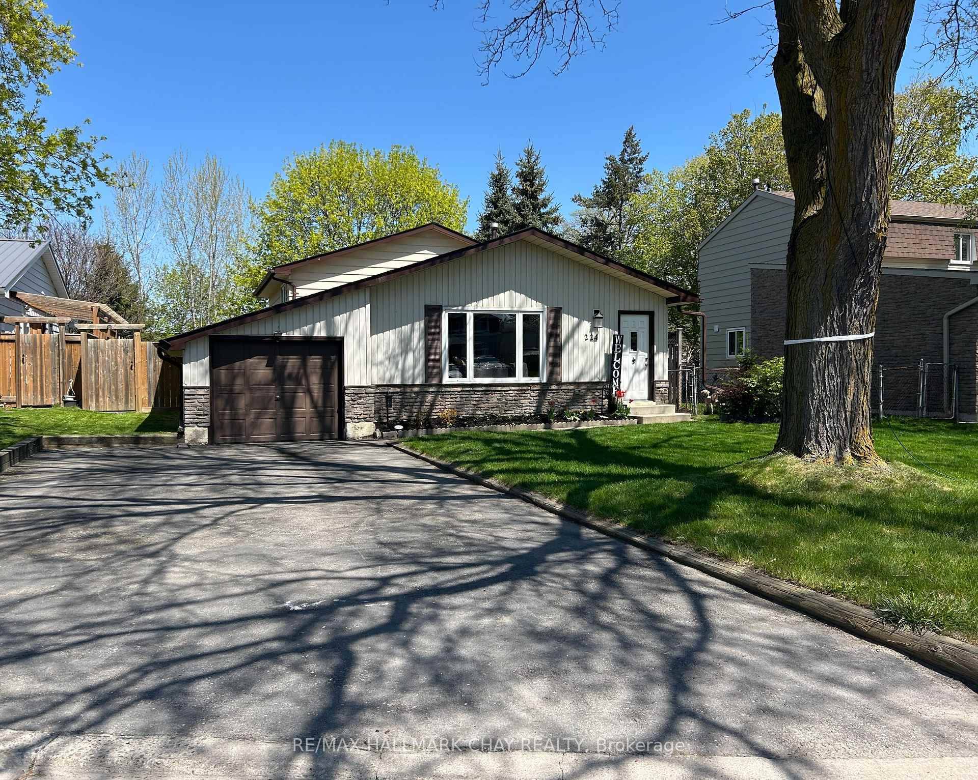 Detached 3 Bedroom Family Home in the Heart of Alliston !