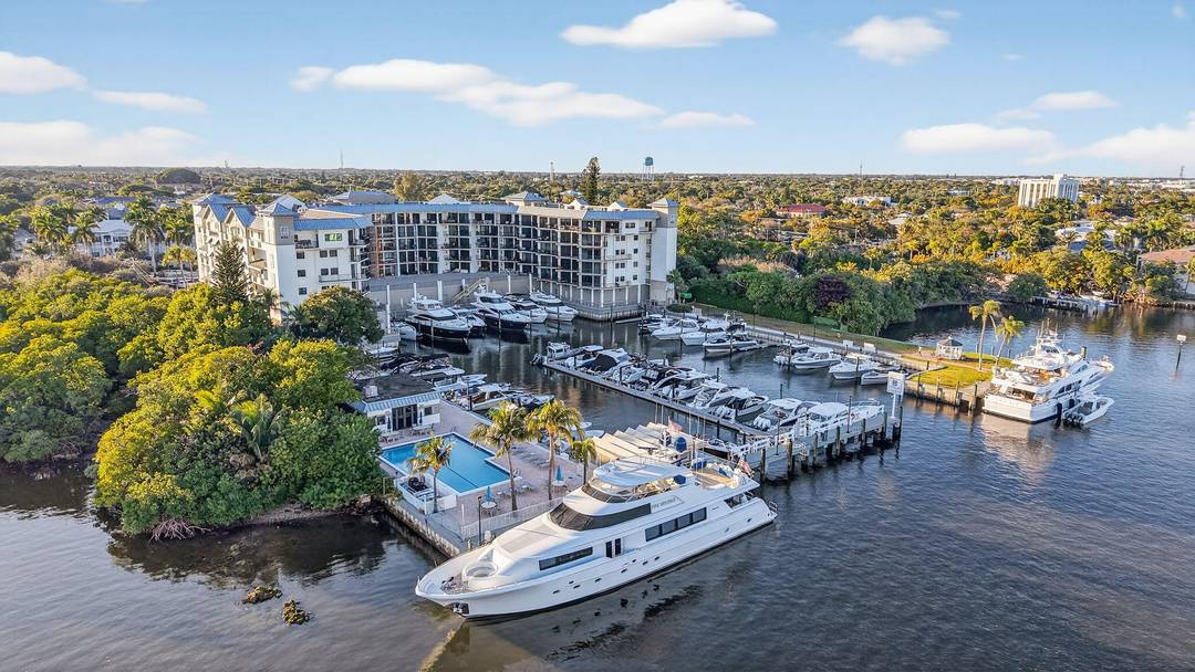 Exquisite 4th floor, 2 story condo offering 2, 145 sq.