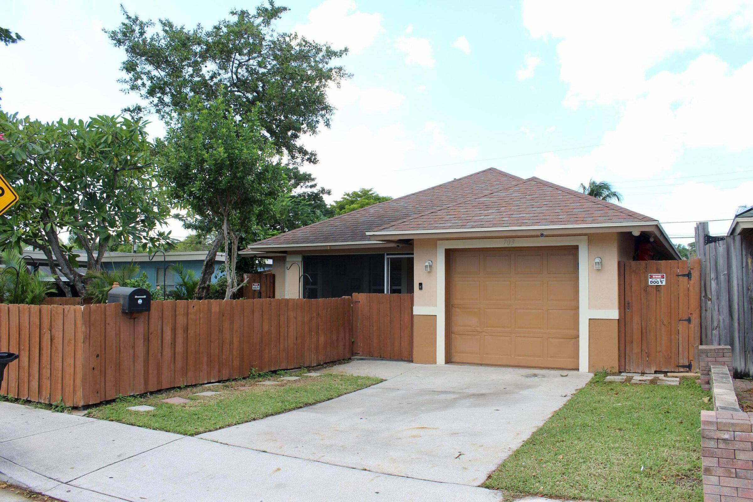 No HOA, very close to I 95 20 MINUTES TO JUPITER BOCA, the beach a easy 5 minutes away by car, 35KW Solar Array, and EV wired.