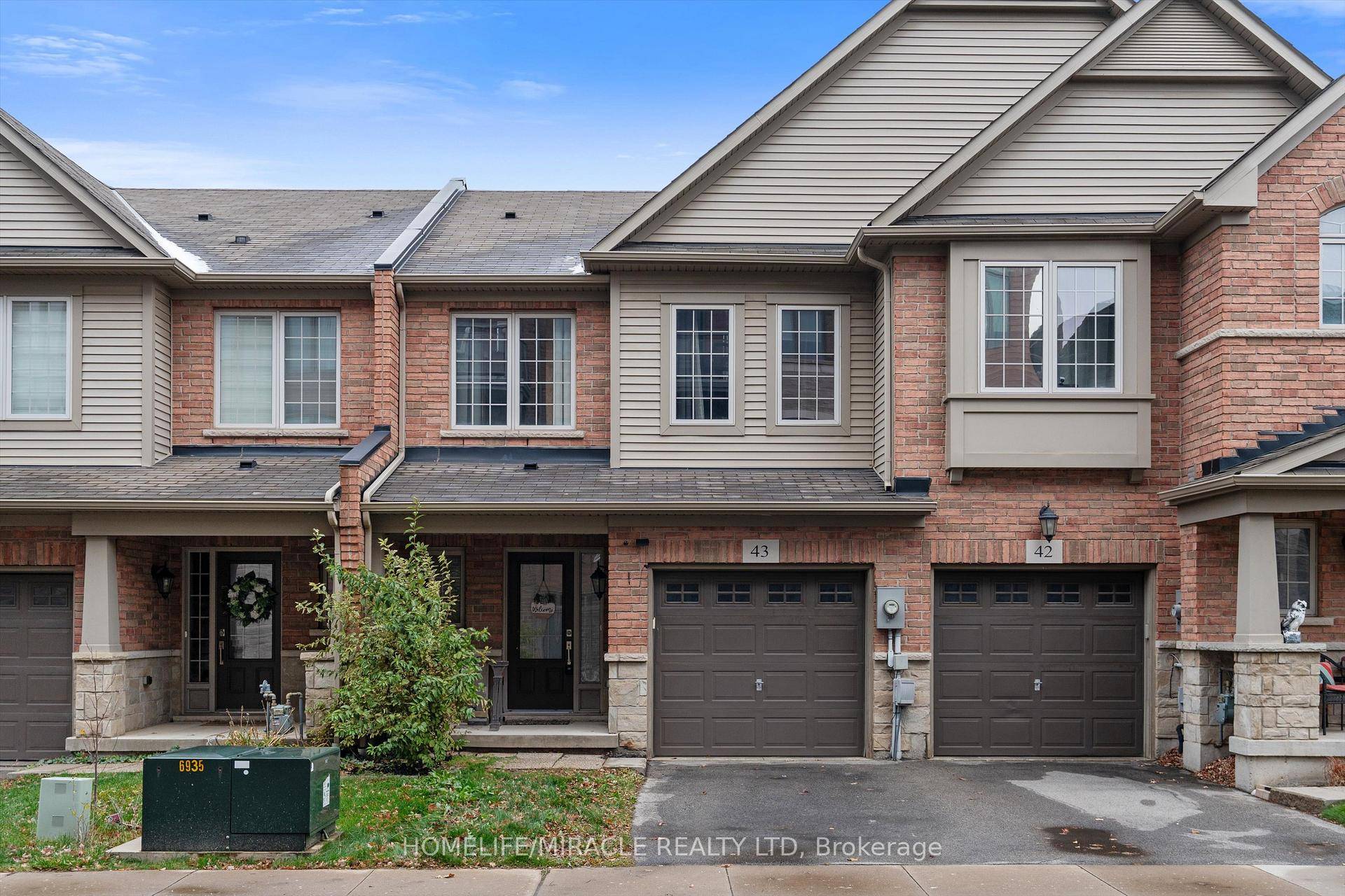 Your opportunity to own this gorgeous 2 storey 3 bedroom, 3 washroom freehold townhouse located in the thriving Grimsby on The Lake community.