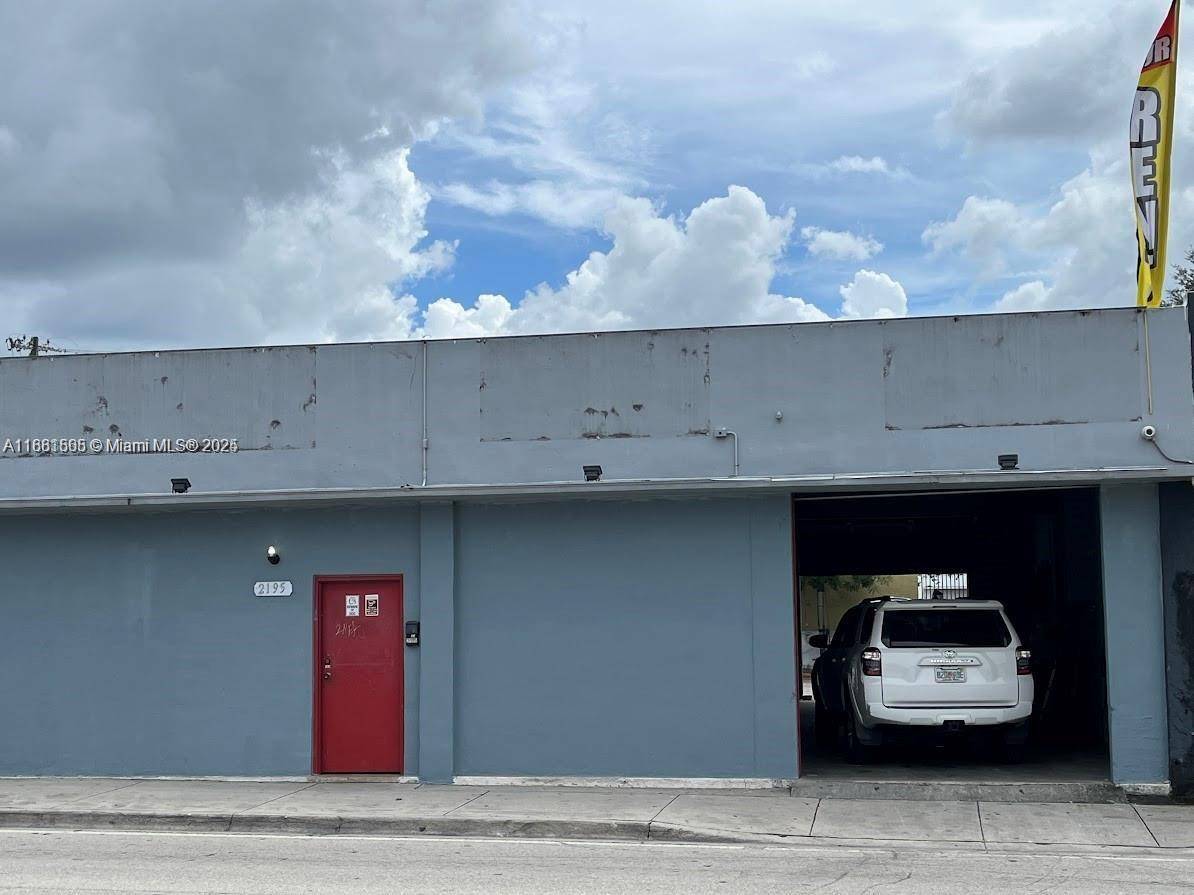 COMERCIAL BUILDING LOCATED IN A BUSY AREA, VERY DYNAMIC, AREA OF THE AUTOMOTIVE MARKET, EXCELENT LOCATION NEAR TO DOWNTOWN MIAMI, NEAR THE MIAMI INTERNATIONAL AIRPORT AND THE MAIN AVENUES OF ...