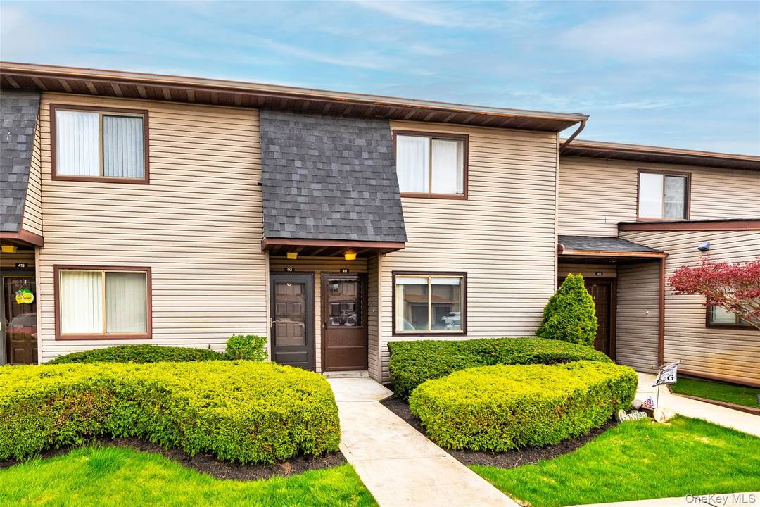 Introducing Daly Blvd Discover effortless living in this beautiful 1 bedroom, 1 bath unit in the exclusive Oceanside Cove community.