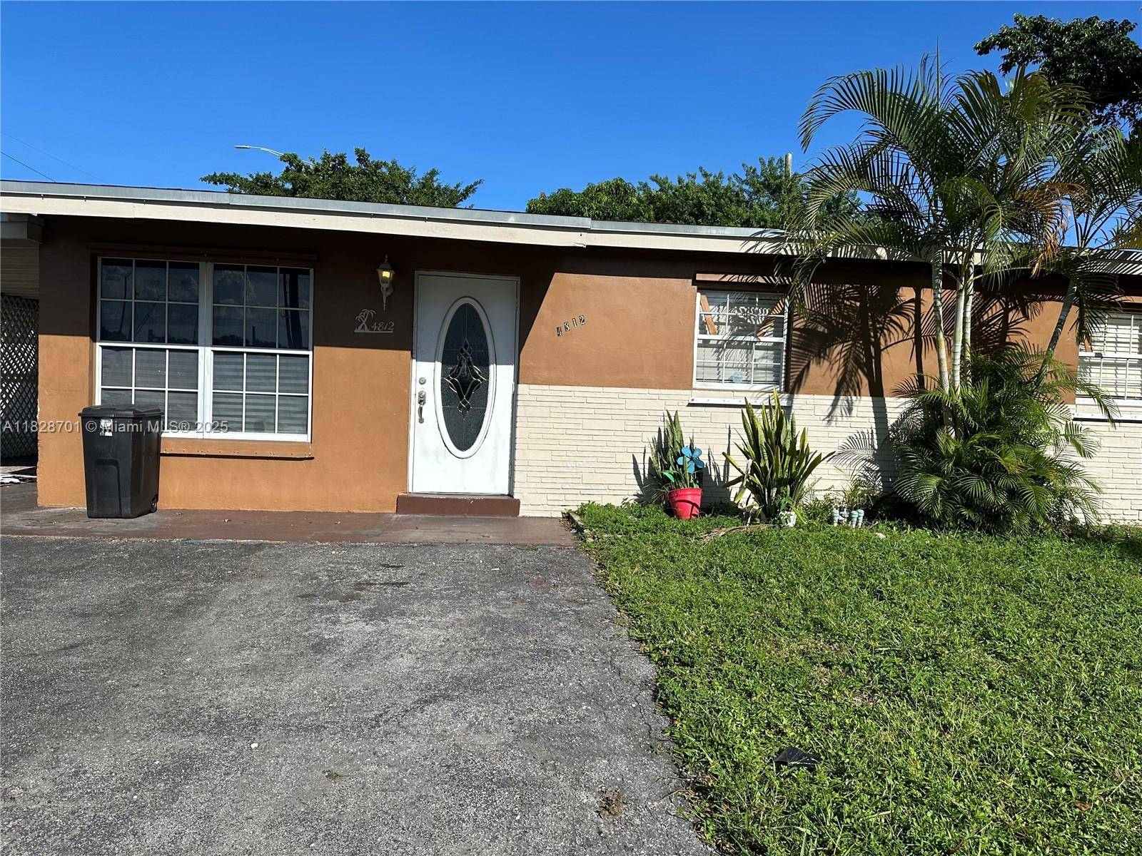 BEAUTIFULL HOUSE, LARGE FAMILY ROOM, 3 BEDROOMS AND 2 BATHDROOMS, TITLE ALL FLOORS, BIG BACKYARD, PRIME LOCATION IN HOLLYWOOD, FL, JUST MINUTES FROM THE SEMINOLE HARD ROCK HOTEL AND CASINO, ...