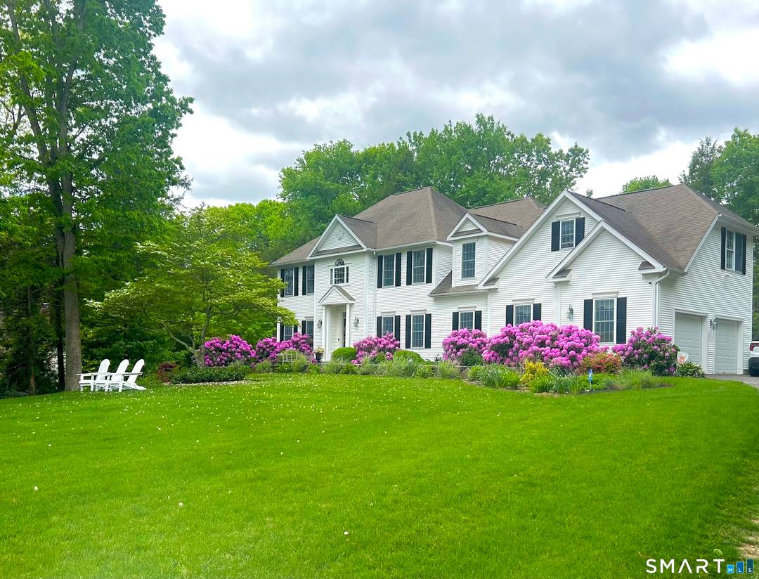 This majestic 4 bedroom Colonial is perfectly set in one of Southbury's most prestigious cul de sac neighborhoods.
