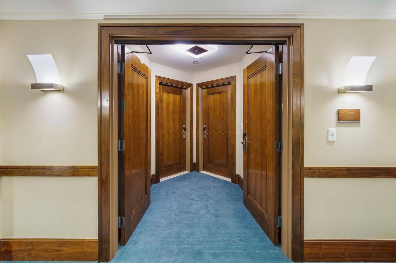 THE REEF Condo New-Providence