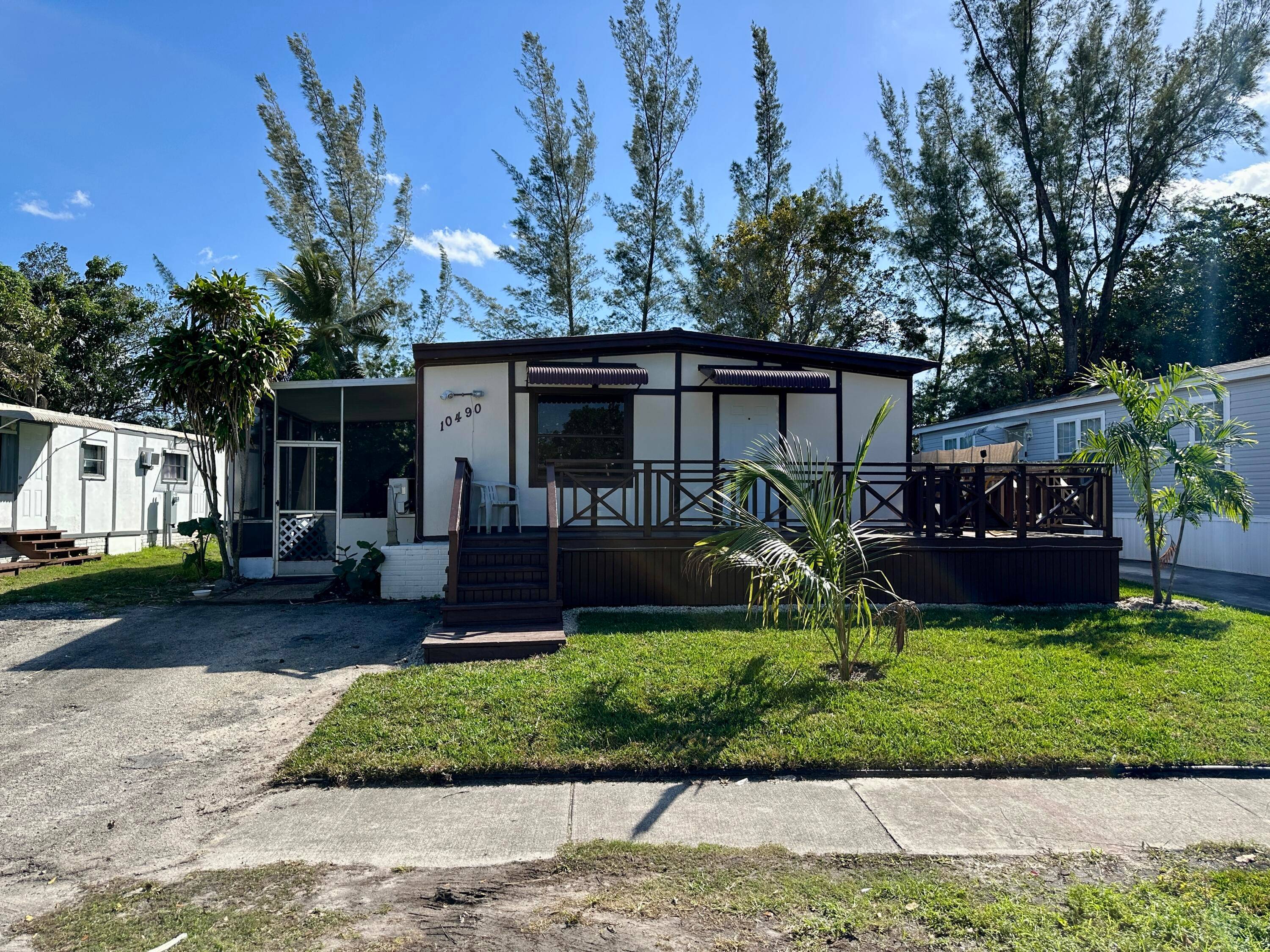 Located in the sought after Watergate community, this 4 bedroom, 3 bathroom mobile home spans 1, 668 square feet under air on a 4, 868 square foot lot.