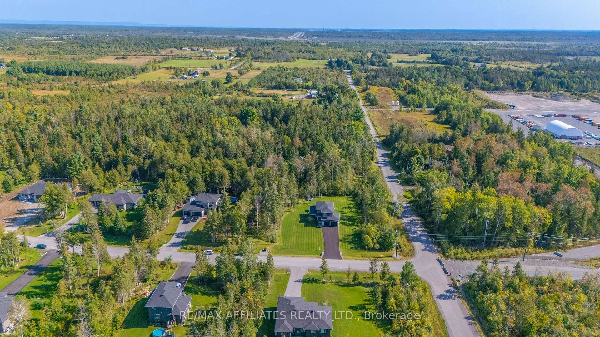 OPEN HOUSE SUNDAY SEPTEMBER 28, 2PM 4PM Nestled on a PRIVATE, TREED 1.