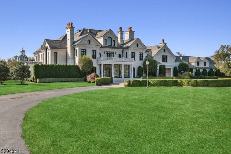 This world class 160 acre horse farm and estate dedicated to the breeding, sale, and racing of thoroughbreds is centrally located just one hour from Manhattan.