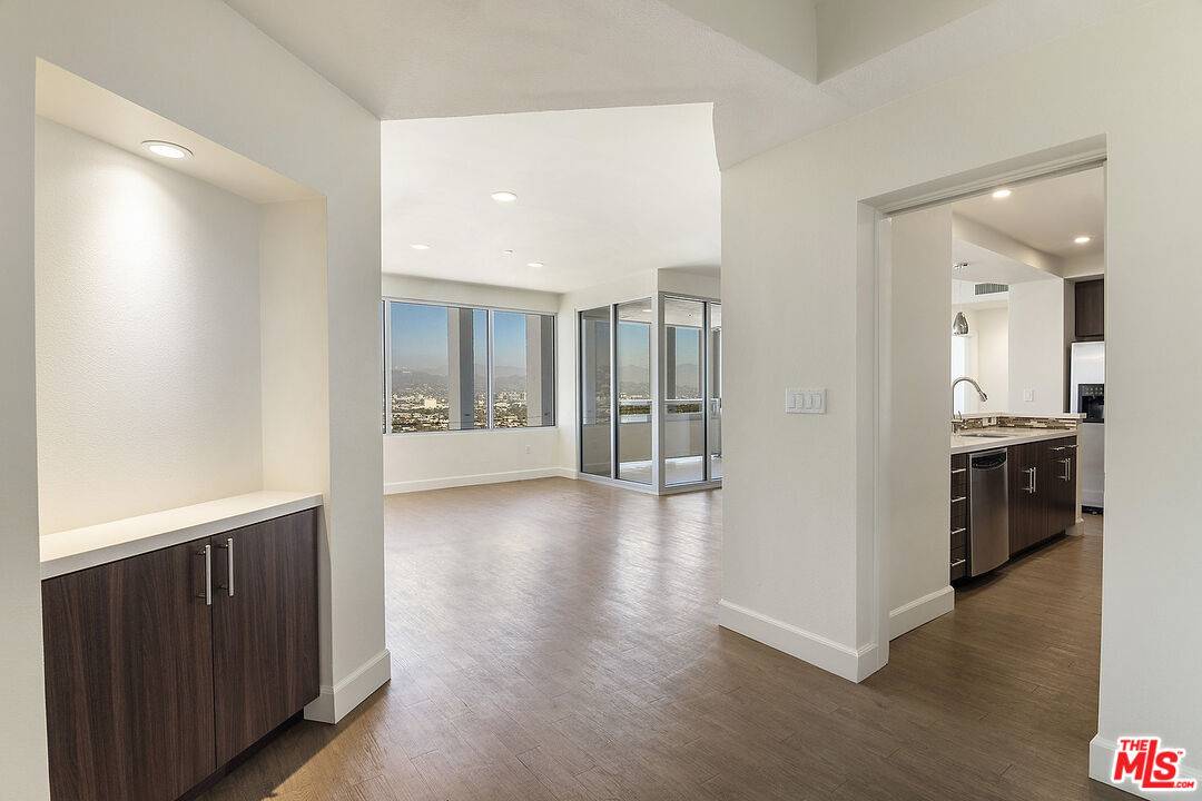 5670  Wilshire BLVD 2BR Hancock Park La