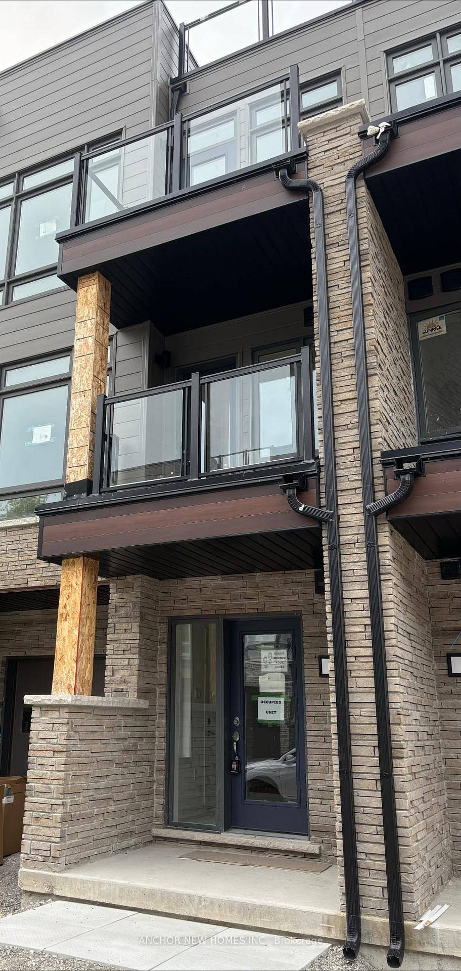 Welcome to this contemporary style 3 storey townhouse located just steps from Orillia's beautiful waterfront.