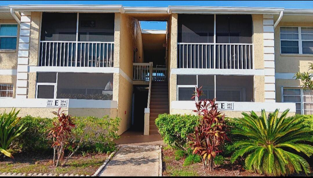 Condo 2 2. GREAT VIEW of gardens, trees from the screened in Patio.