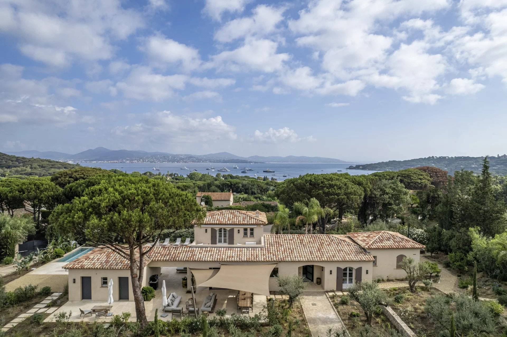 Magnificent sea view, only 2 kilometers away from the center of Saint Tropez and Pampelonne, close to the center of Saint Tropez and Cap Tahiti