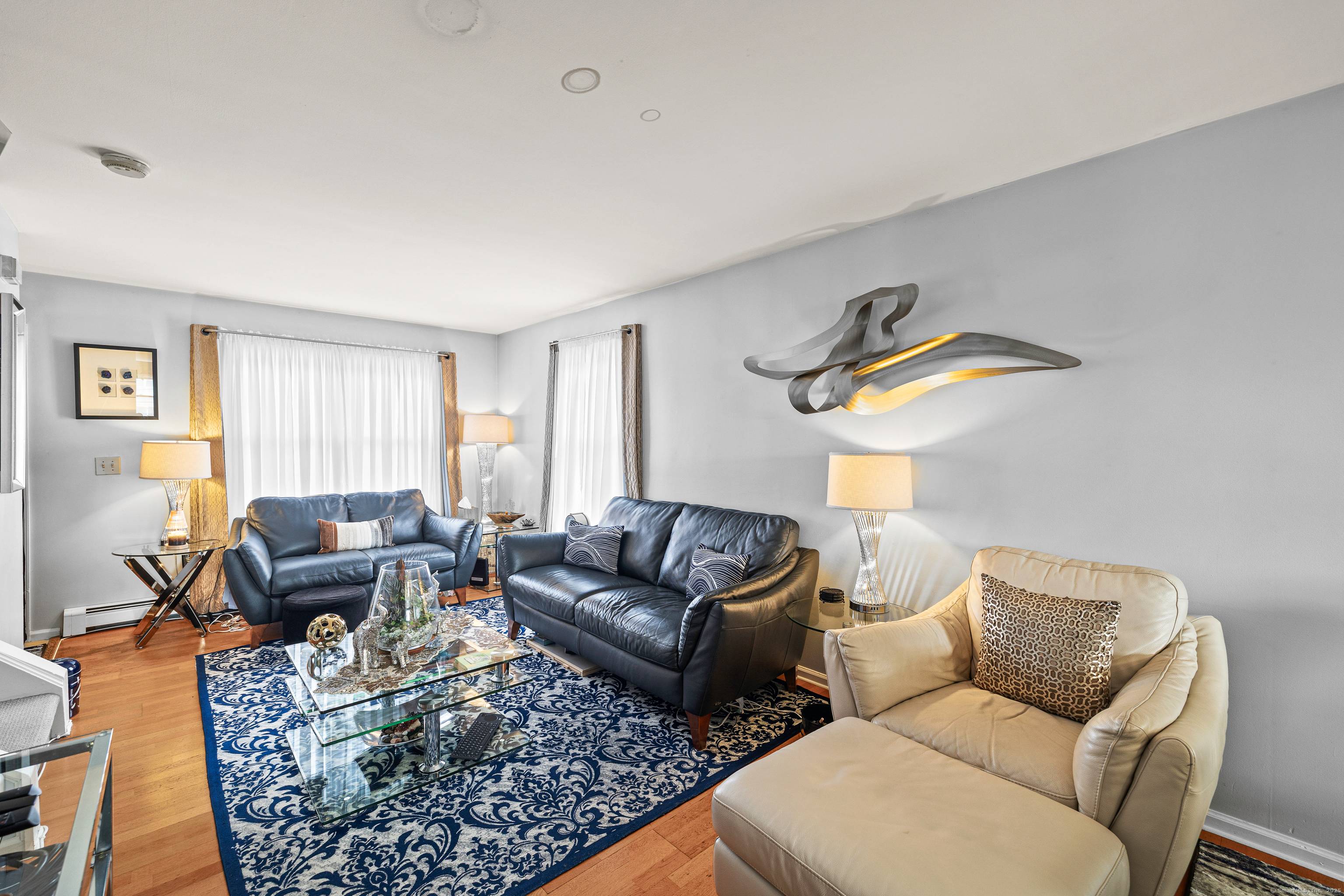 Welcome to this bright and inviting side by side duplex !