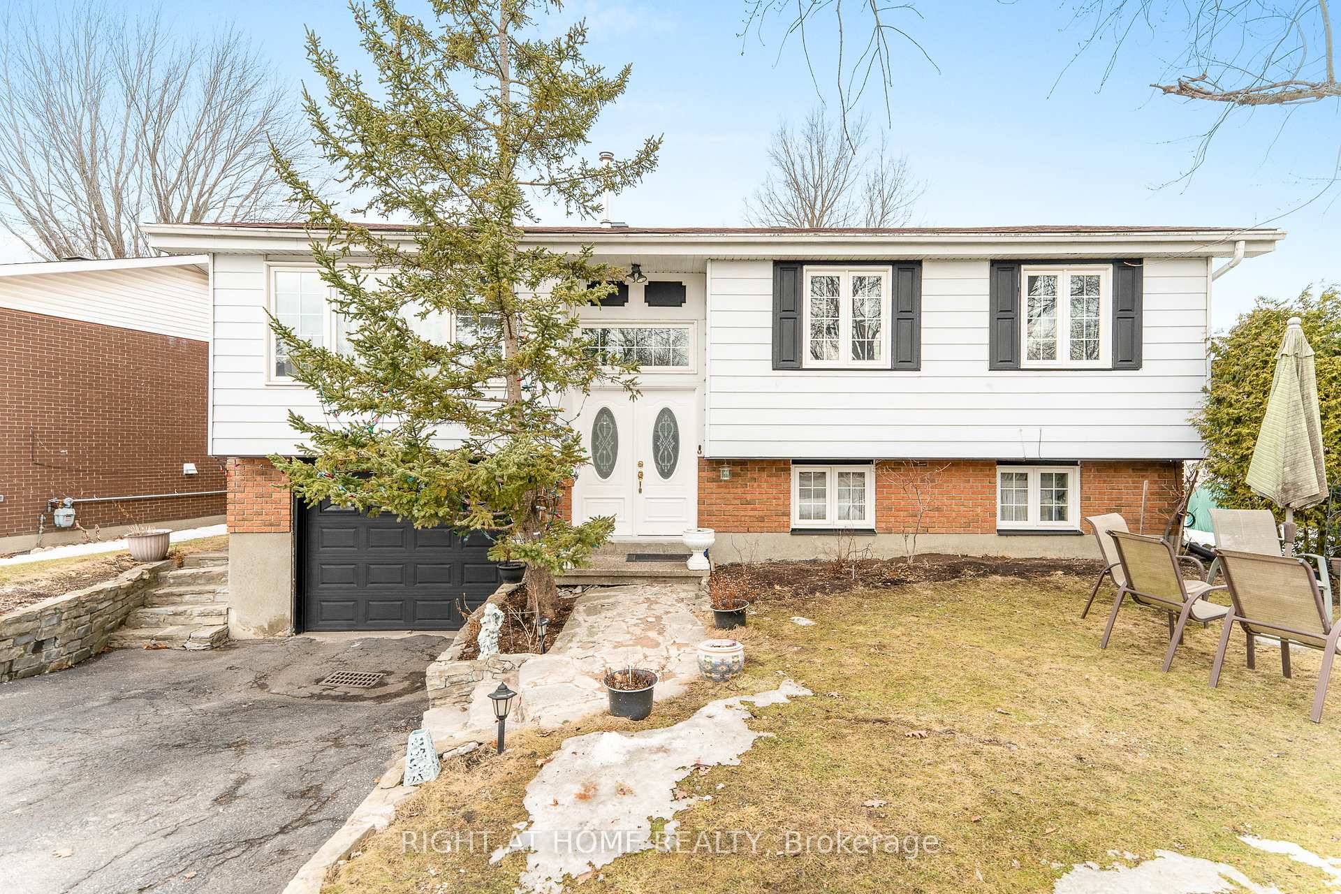 Large extended 66x100 lot in Beacon Hill North within walking distance to Colonel By High School and backing onto the Ottawa river, what a safe and family oriented neighbourhood !
