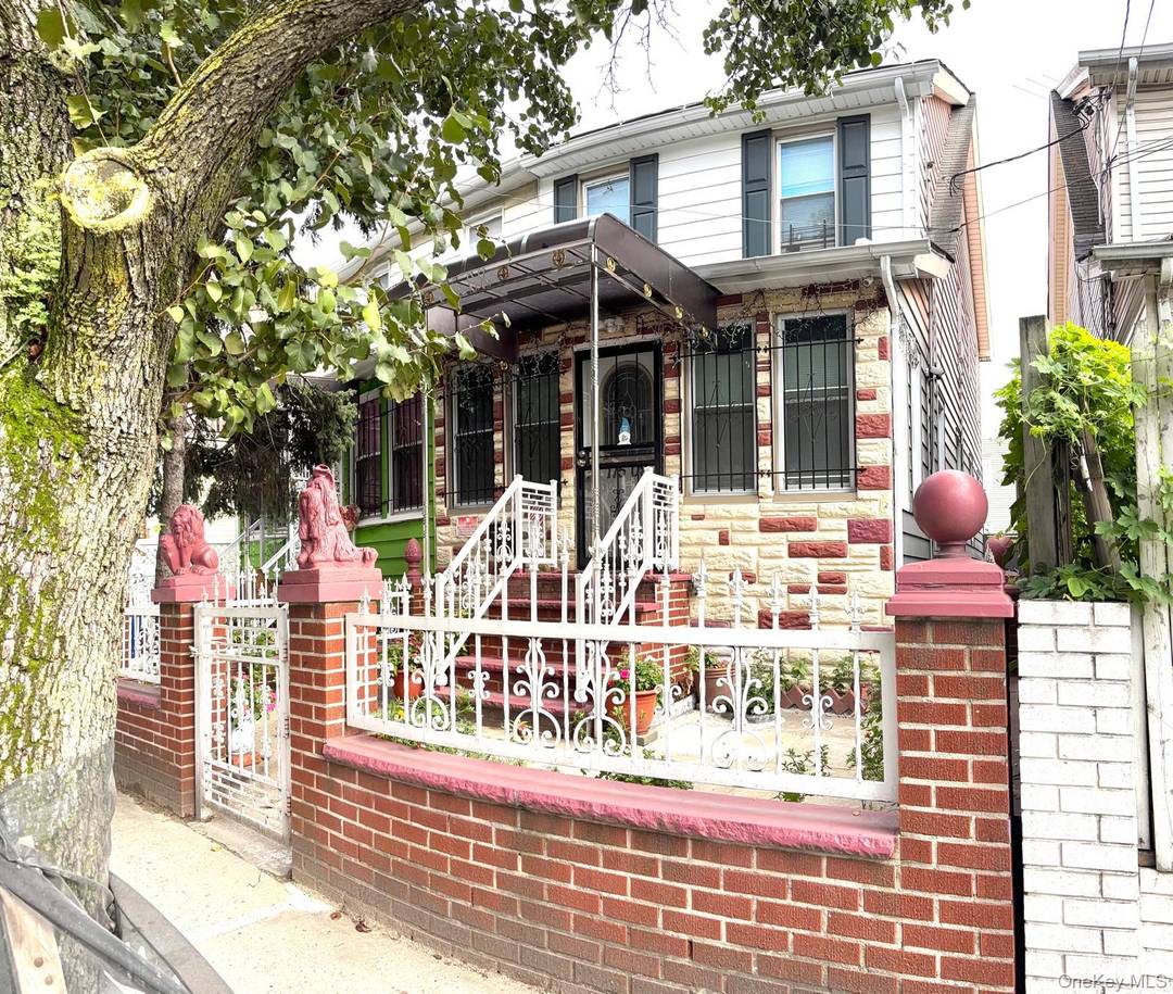 Prime location, beautiful One Family Home in Hollis, excellent Interior condition Move in Ready !