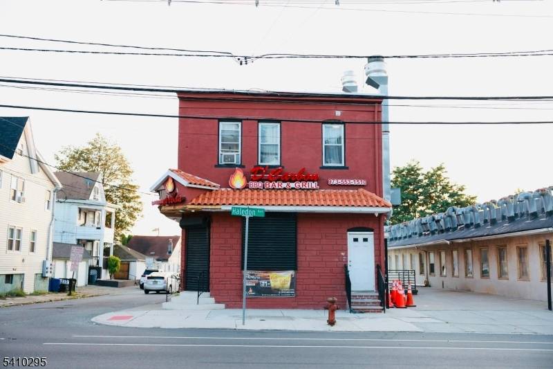 INVESTMENT OR OWNER USER OPPORTUNITY !