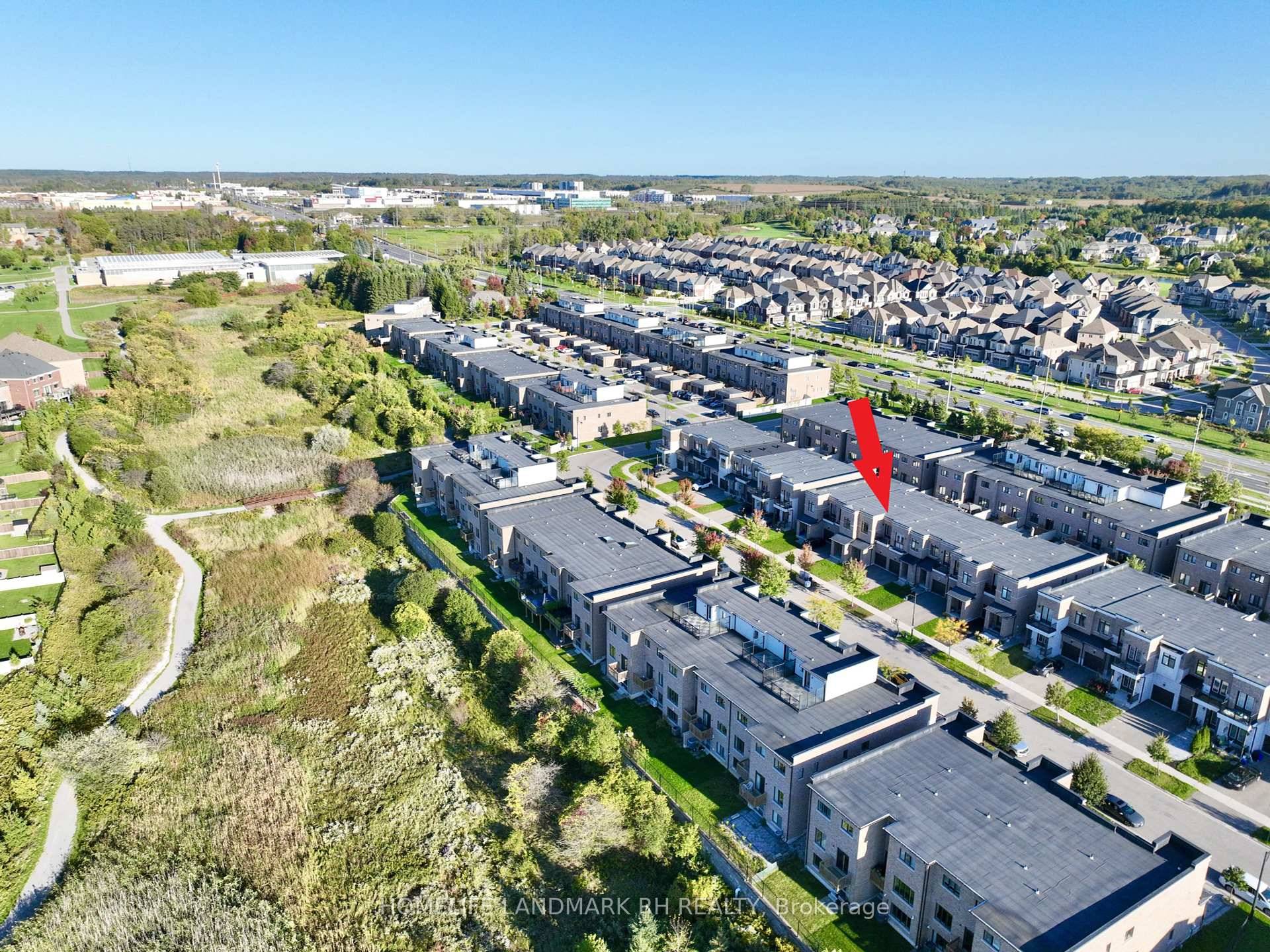Luxurious Townhouse in prime Aurora location !
