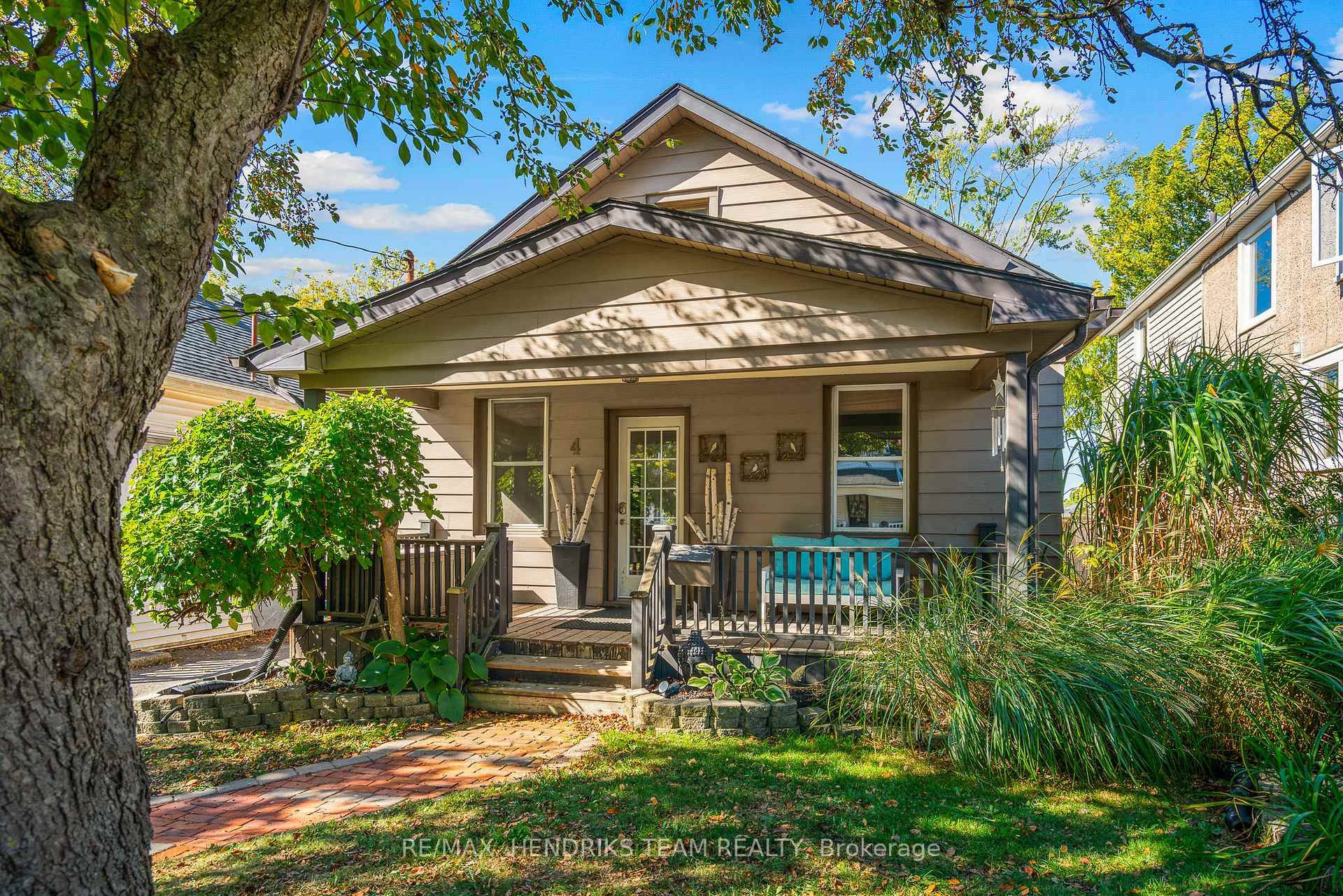 Adorable 2 bedroom detached bungalow with finished basement and private backyard !