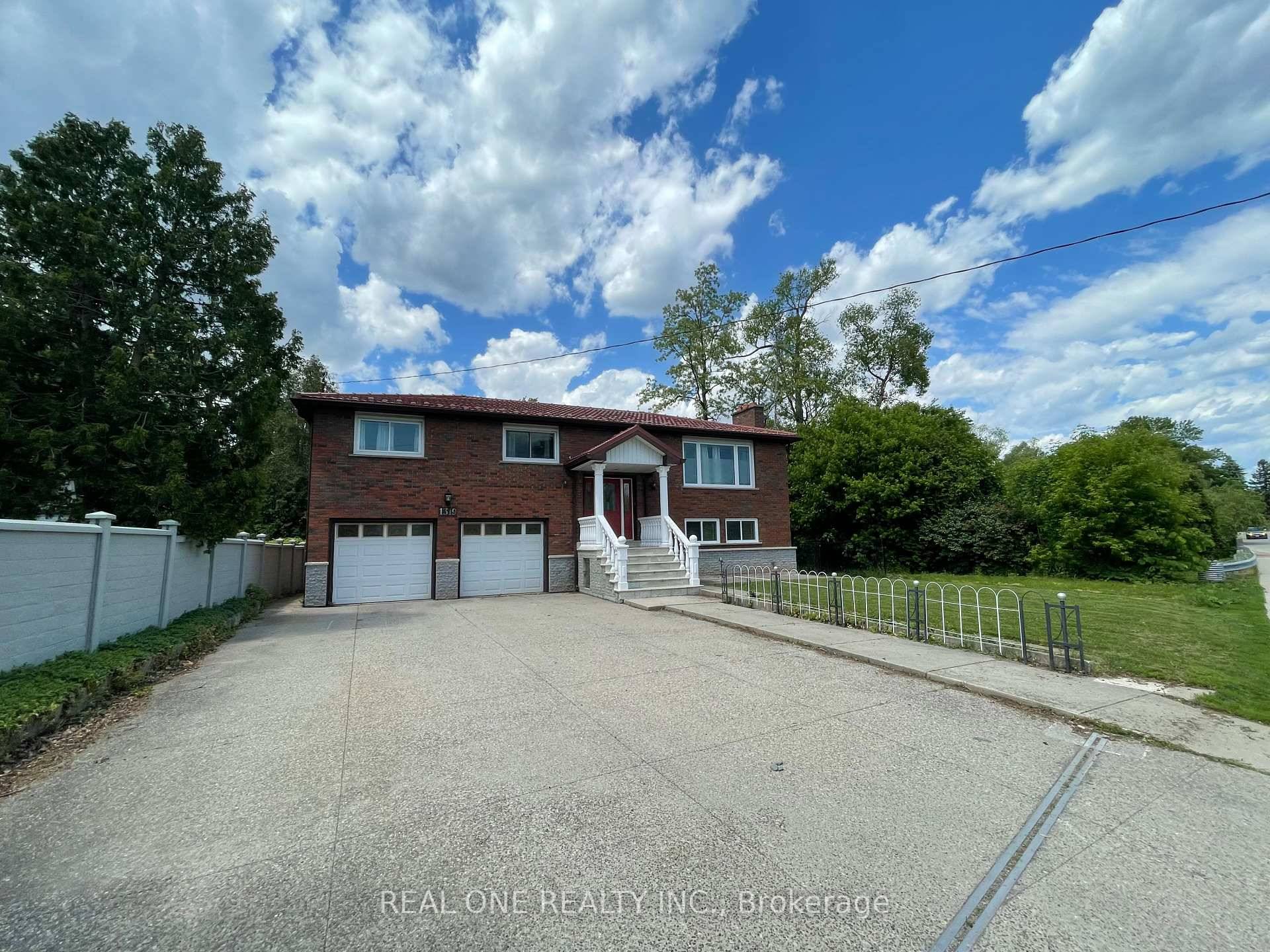 Welcome To A Creekside, Private And Spacious 5 Bedrms 4 Bathrms Property With Only One Neighbour Beside.