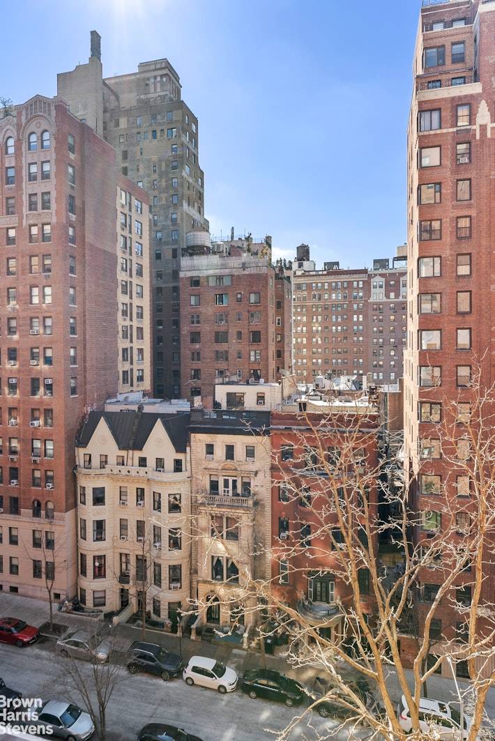 EXPANSIVE, RENOVATED amp ; SUNNY 1 BR Introducing the largest one bedroom layout built in the West Wing of Schwab House which is actually larger than a few of the ...