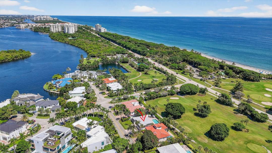 Welcome to winter paradise in the highly sought after Sun and Surf neighborhood of East Boca Raton !