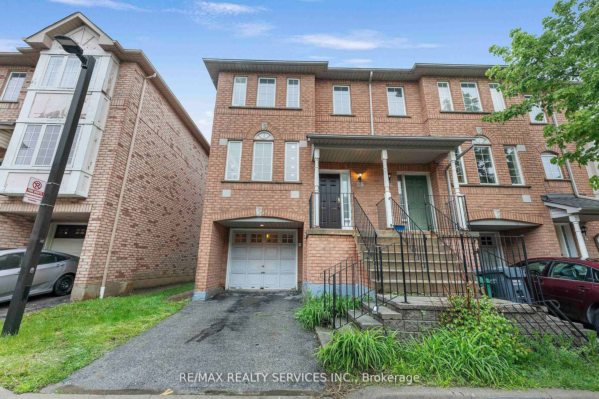 Stunning End Unit Condo Townhouse in a Prime Mississauga Location !
