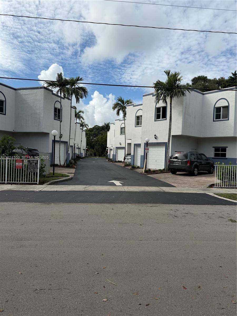 Seller motivated ! ! This beautiful maintained townhome in great location, 5 miles away from the Fort Lauderdale International Airport, approximately 10 15 minute drive to the Beach and Las ...