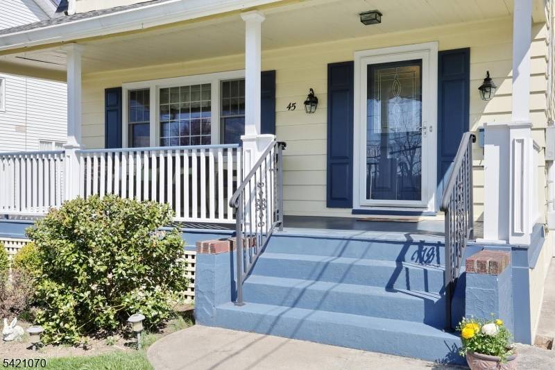 Welcome to this beautifully maintained 3 bedroom, 1.