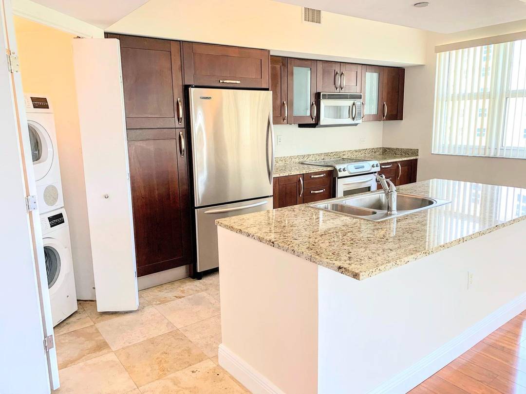 Luxury Apartment in Aventura, 3 large bedrooms, 3 full baths, smart mirrors, renovated closets, balcony w ocean view, SS Kitchen appliances, wood cabinets, granite countertops, washer dryer, hurricane impact windows, ...