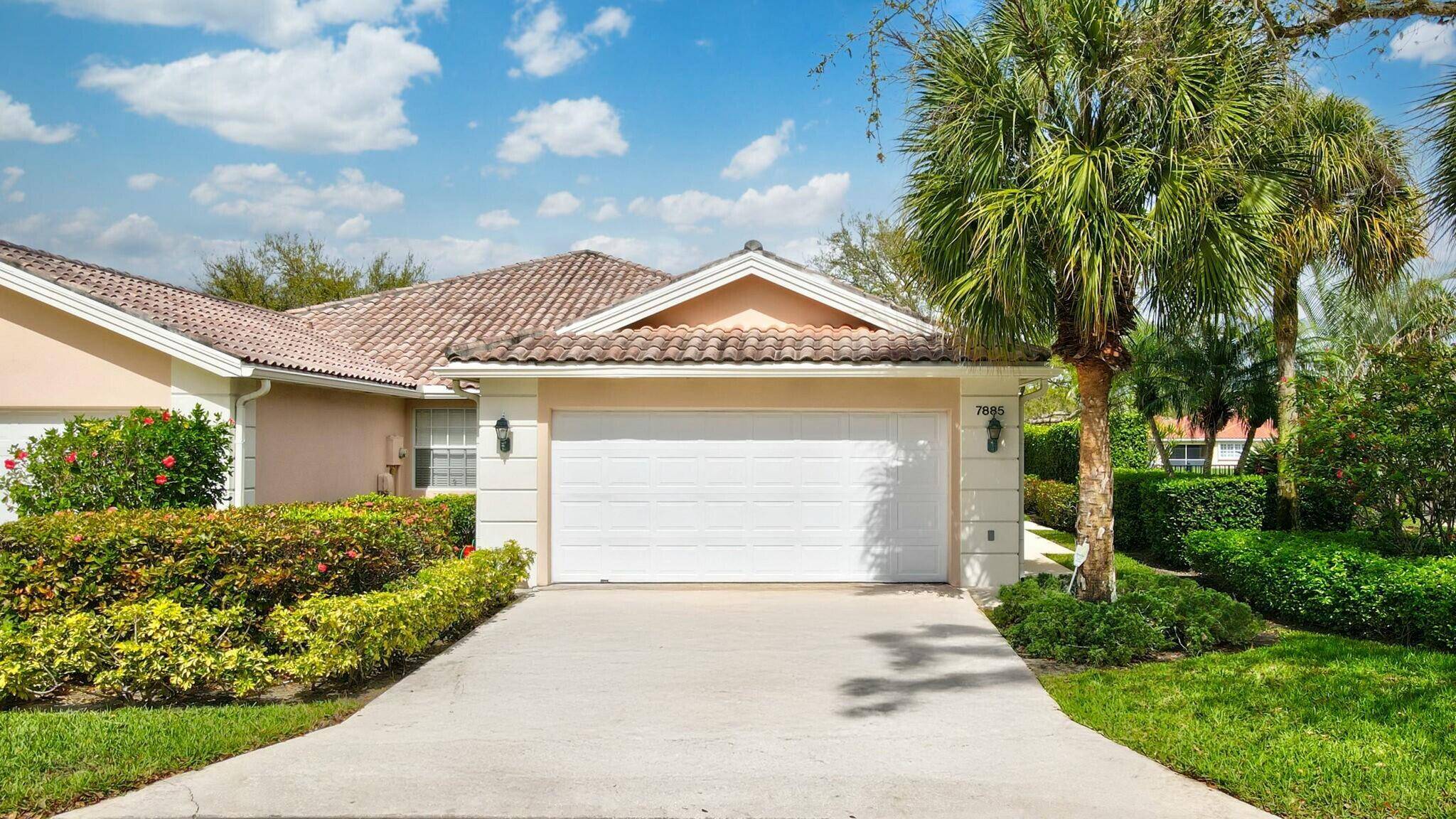 ONLY LAKESIDE CURRENTLY LISTED VILLA IN RIVERWALK and IT'S ''EXTENDED'' WITH XTRA 120 SQ FT.