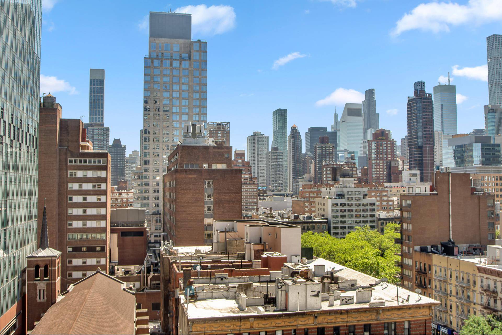 The Kingsley full service condominium Jr 1 bedroom with a large balcony south facing with great city views.