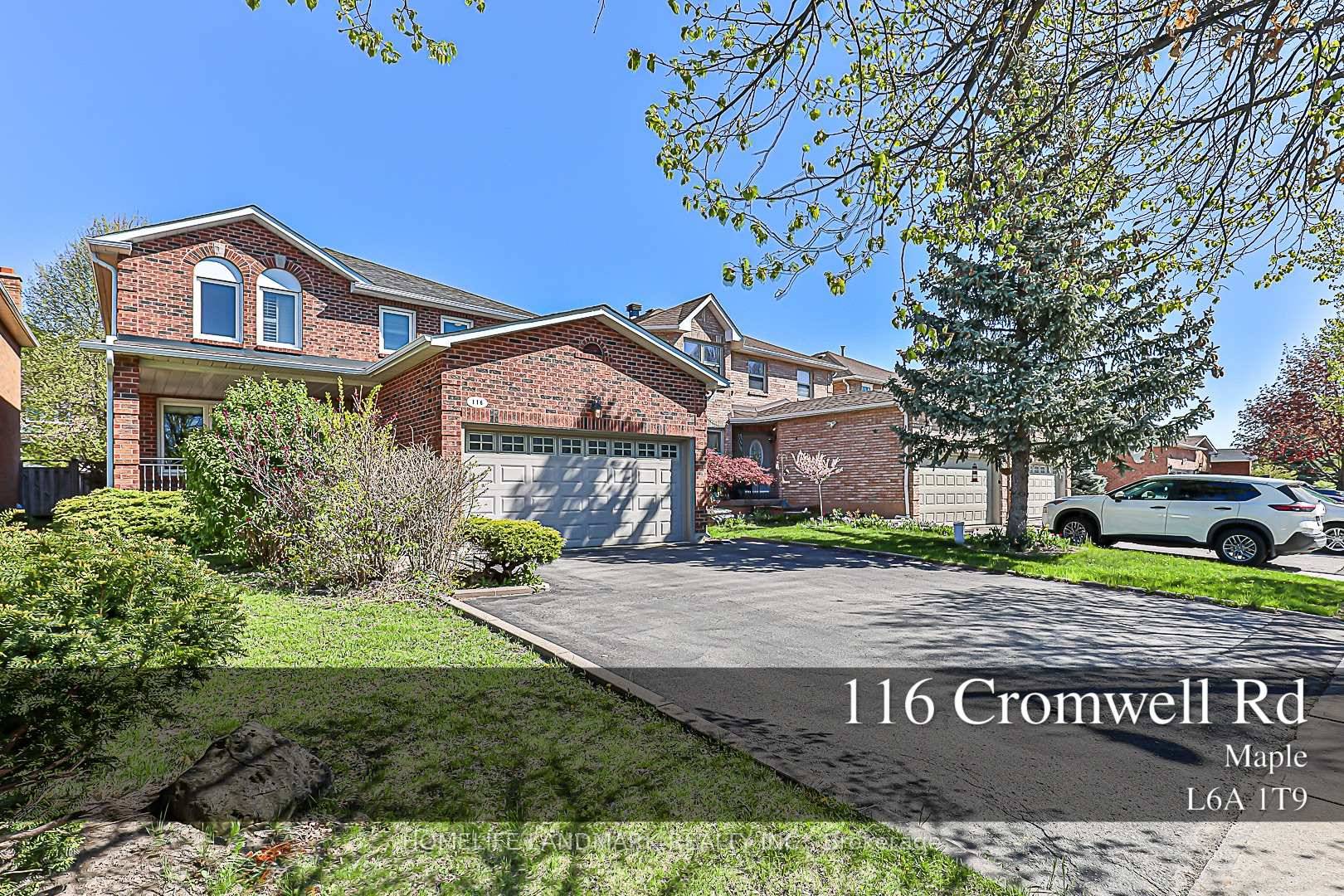Spacious detached home with premium 40'X122' deep Lot In high demand area of Maple in Vaughan !