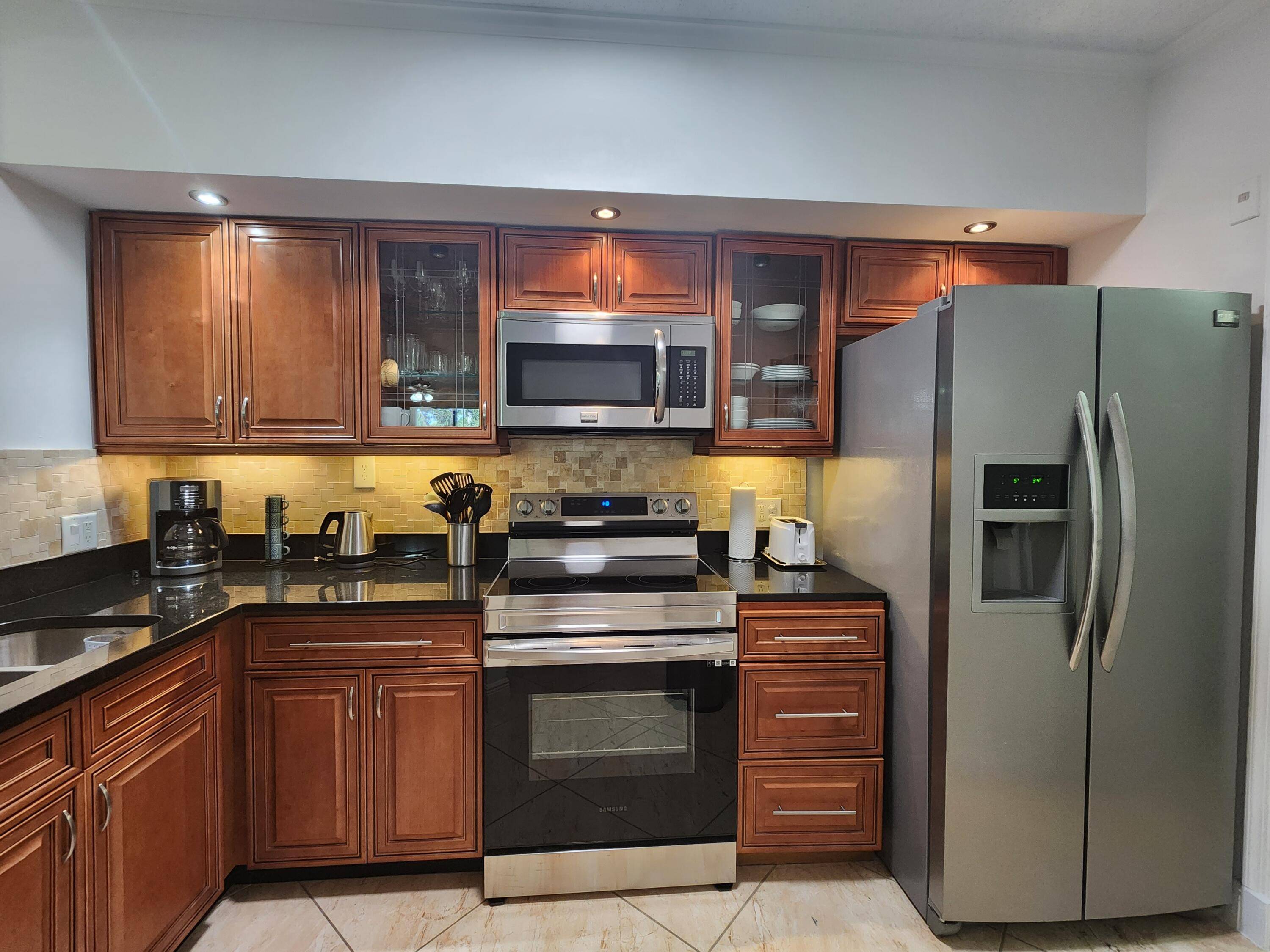 SEASONAL RENTAL ! ! ST. ANDREWS TWO BEDROOMS TWO BATHROOMS WITH ONE CAR GARAGE LOCATED IN THE SAME BUILDING !