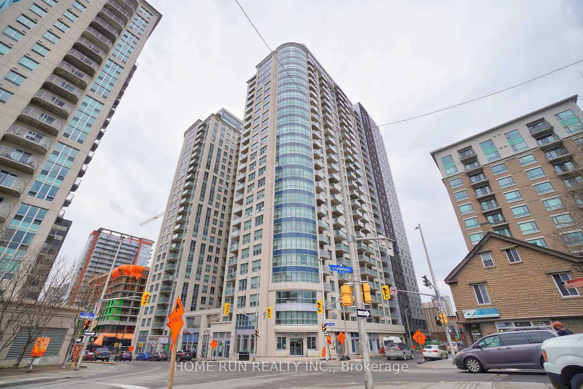 Downtown Ottawa Luxury Condo Claridge Plaza, comes with 1 Bed, 1 Bath, 1 Den, 1 underground parking and 1 storage locker.