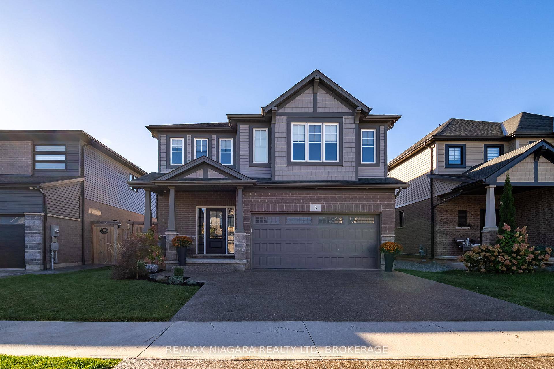 Welcome to this stunning 5 year old home in the heart of beautiful and sought after Fonthill !