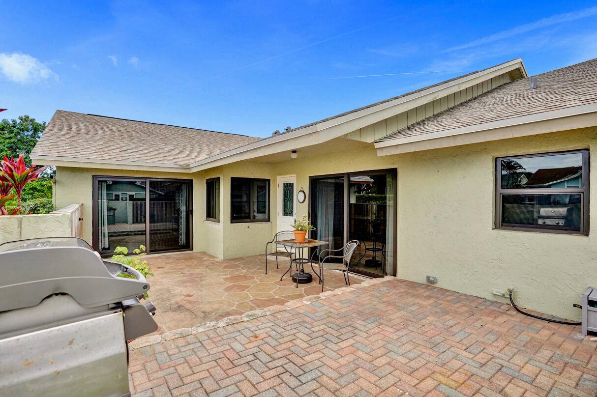 Welcome home to this charming 2BR, 2BA villa in the ALL AGES community of Northpointe in Pipers Glen !