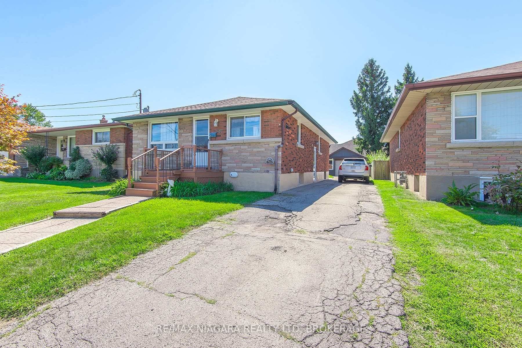 Super clean and well maintained ALL brick bungalow in Wellands west side.