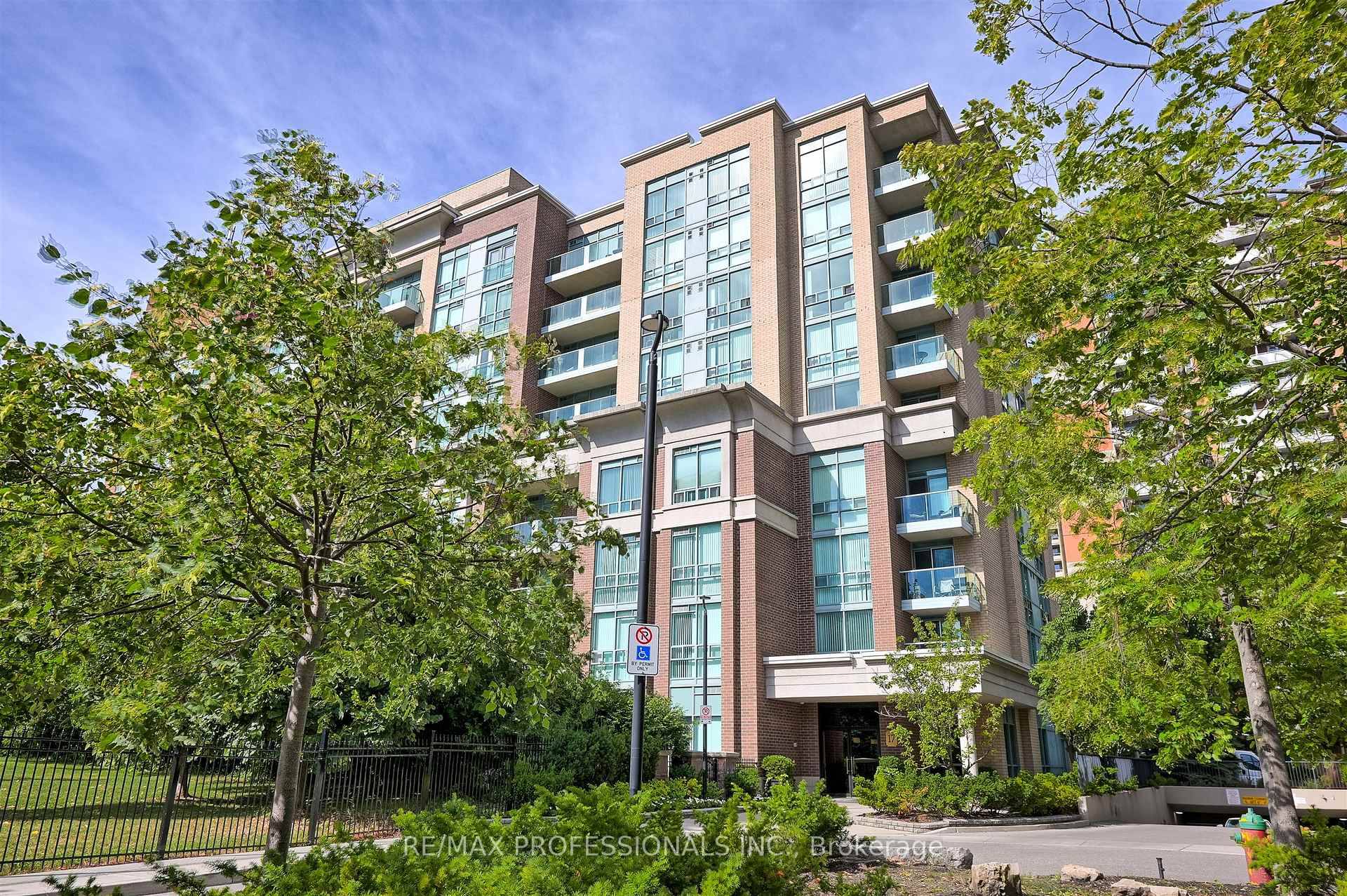 Updated Spacious 595 square foot 1 Bedroom Condo In The Highly Sought After Port Royal Place !