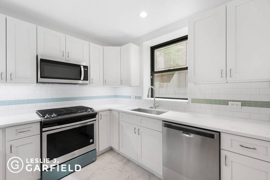 23 West 69th Street is a 20' wide, 5 unit, elevatored, approx.