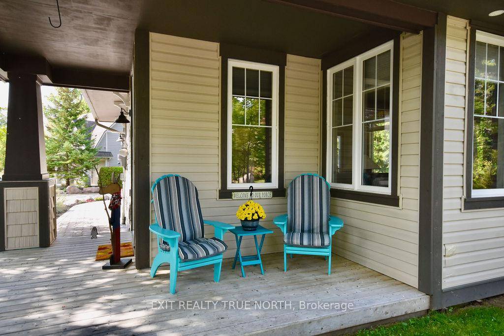Meticulously updated home offers a warm welcome in the heart of Georgian Bays sought after waterfront community.