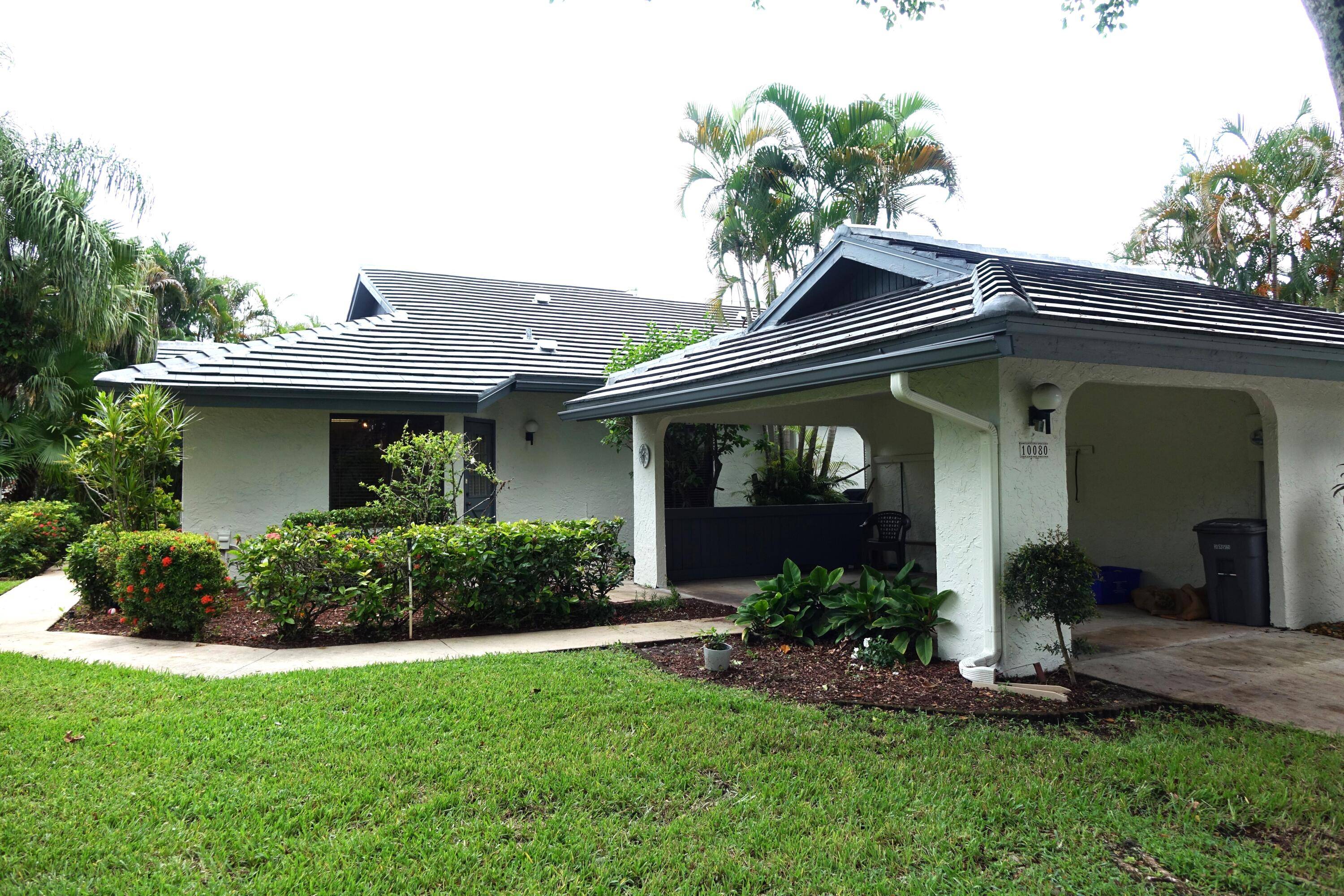 This lovely two Bedroom end unit Villa is in the beautiful, active community of Banyan Springs, a gated 55 community.