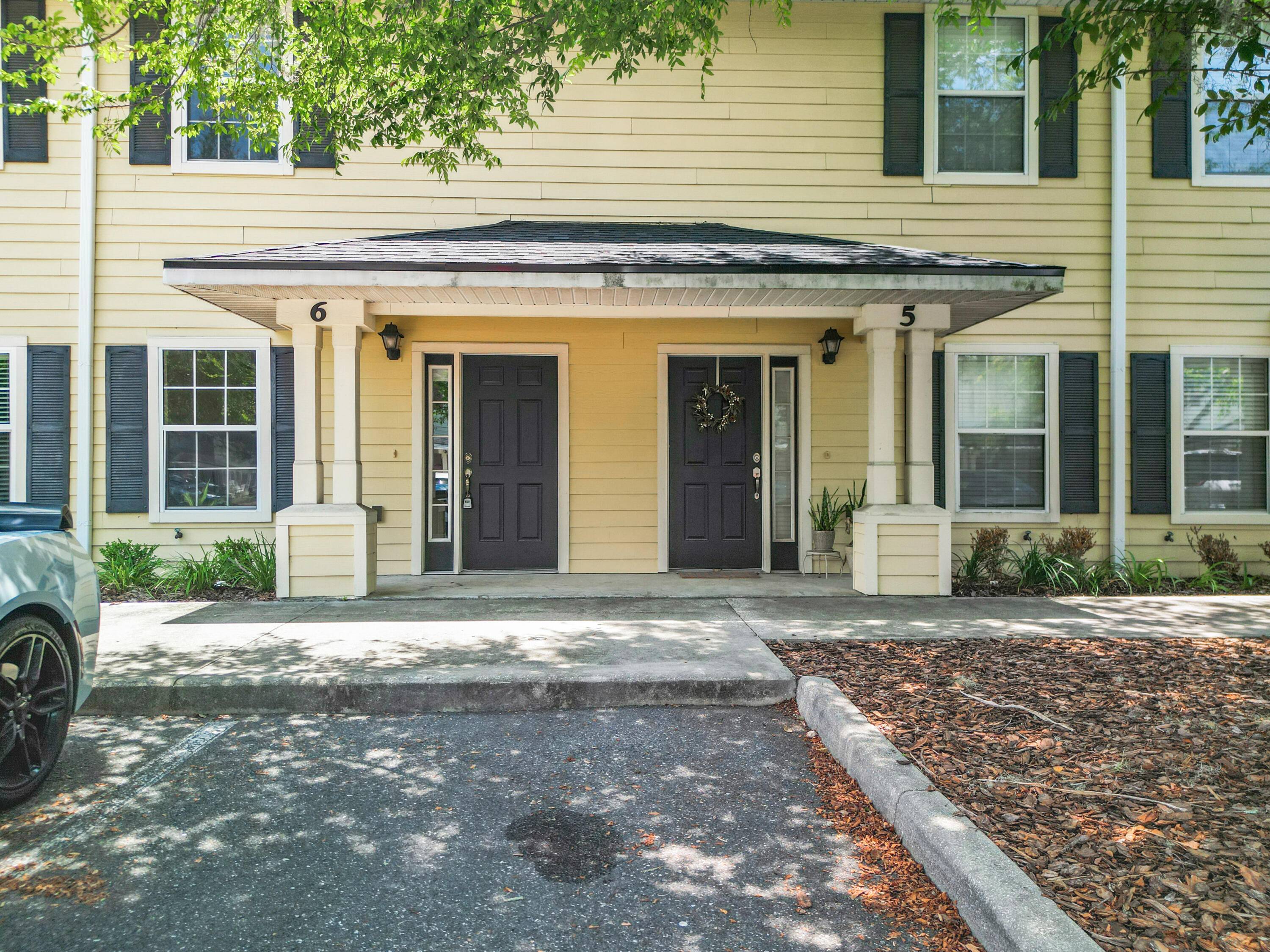 Beautiful 2 bedroom 3 bath condo that has been well taken care.
