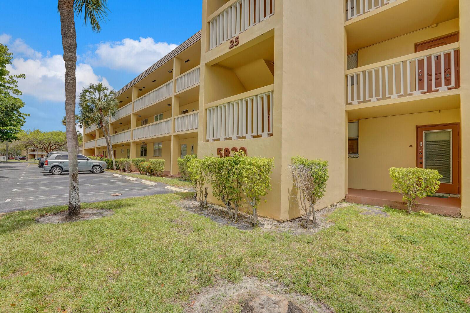 2BR 2BA condo in Tamarac's active 55 Bermuda Club community !