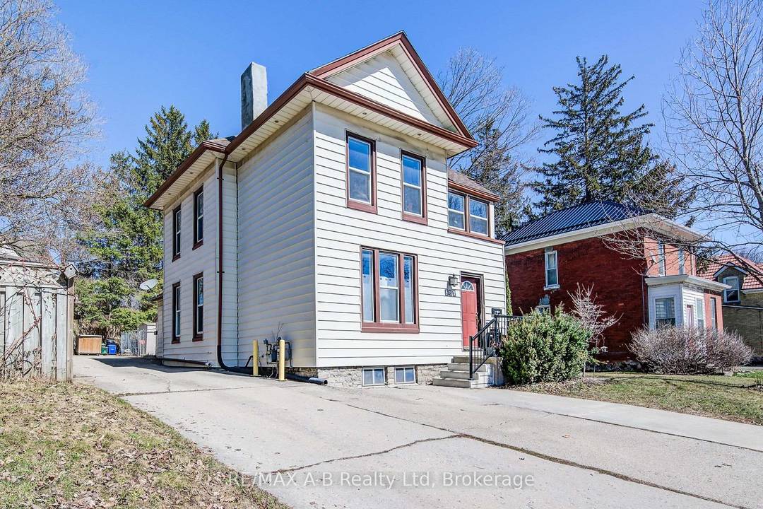 Investors, first time home buyers or families looking for a home that has 2 living quarters, this is one property you do not want to miss viewing.