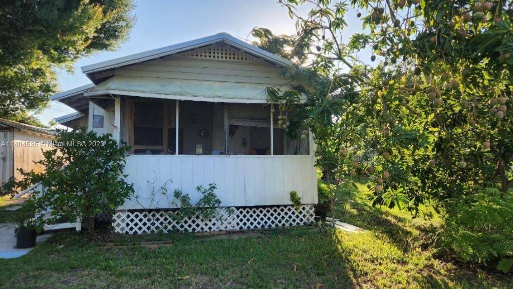 Come Take a look at this perfect Investment Property or farm home in the great lands of Frostproof Florida !